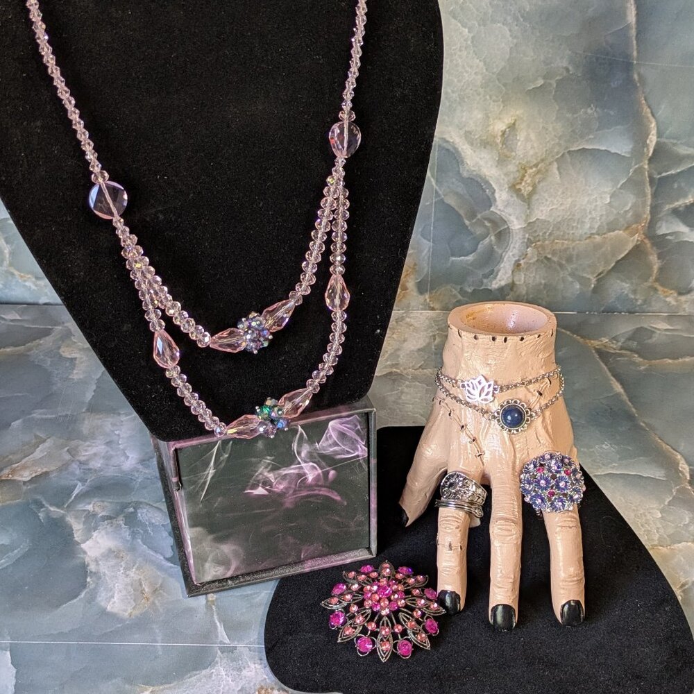 6 piece Fashion Jewelry Set: 1 Necklace 2 Bracelets, 2 Rings, and a Brooch